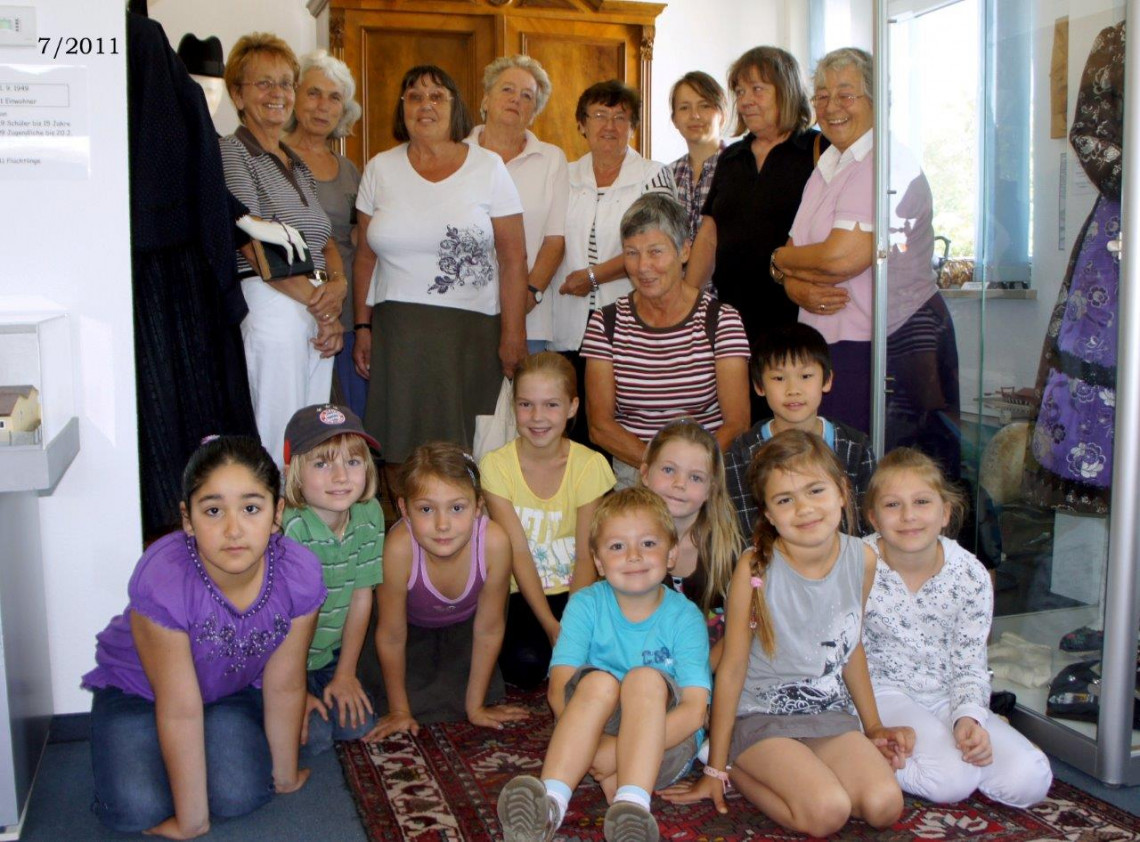 Gruppenbild mit Kindern und Betreuern im Museum