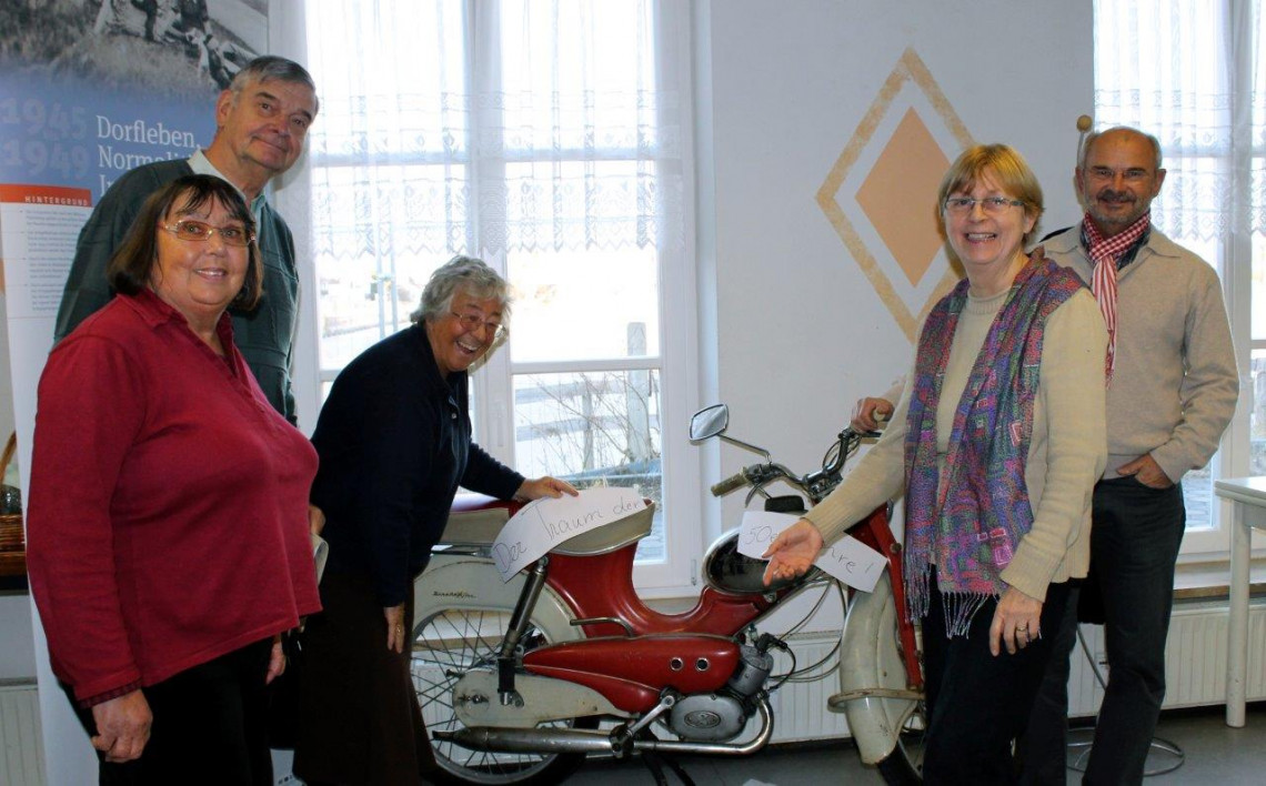 Gruppe vor Ausstellungsstück "Moped"