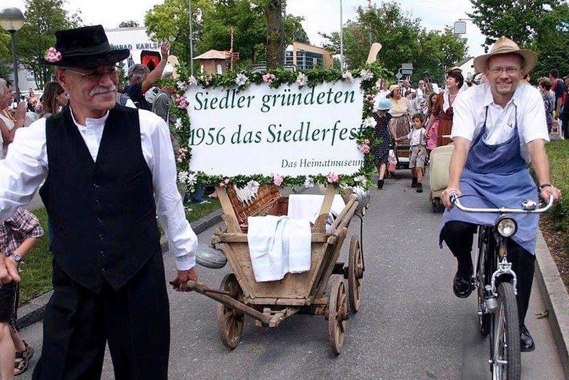 Fußgruppe Heimatmuseum mit Leiterwagen, Motto "Siedler gründeten 1956 das Siedlerfest"