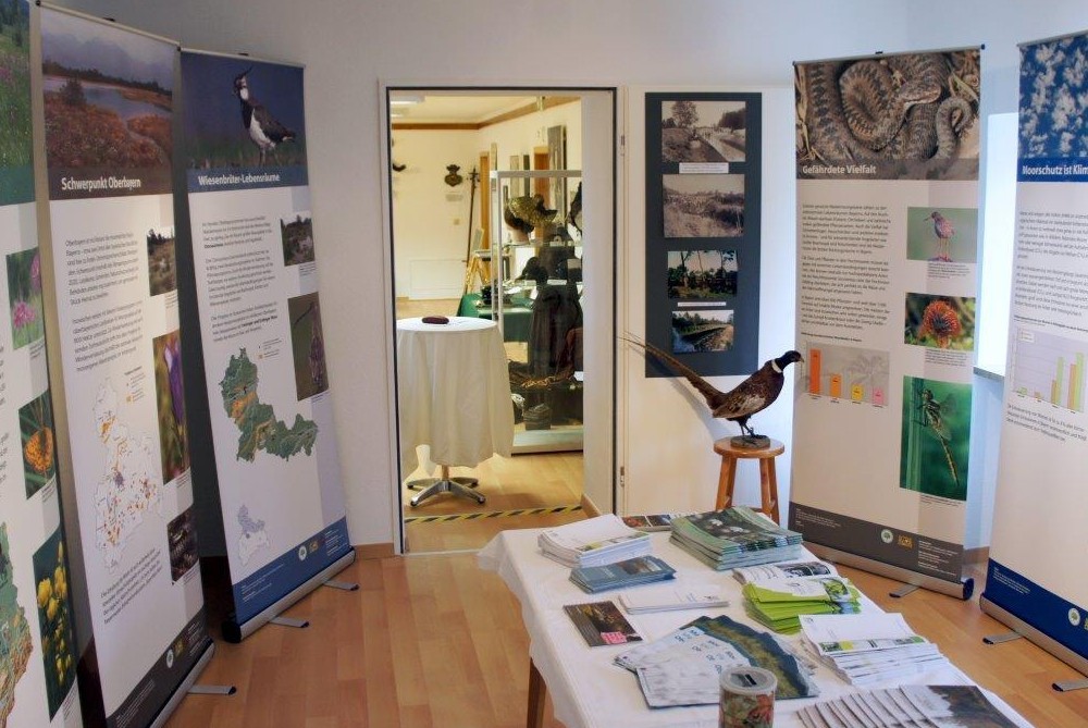 Erklärtafeln zur Ausstellung und Tisch mit Prospektmaterial zum Thema