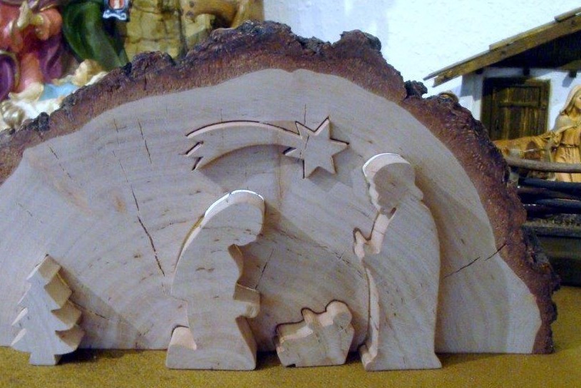 Hl. Familie mit Morgenstern und Baum, aus halber Baumscheibe zum Herausschieben.