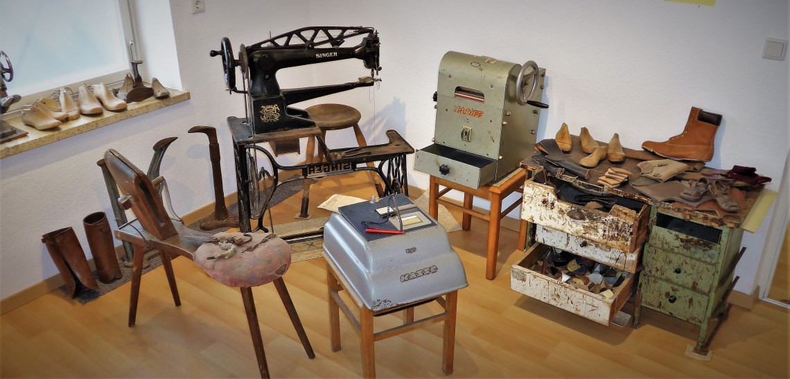 Allerlei aus der Schuhmacherwerkstatt u.a. Leisten und Schusternähmaschine
