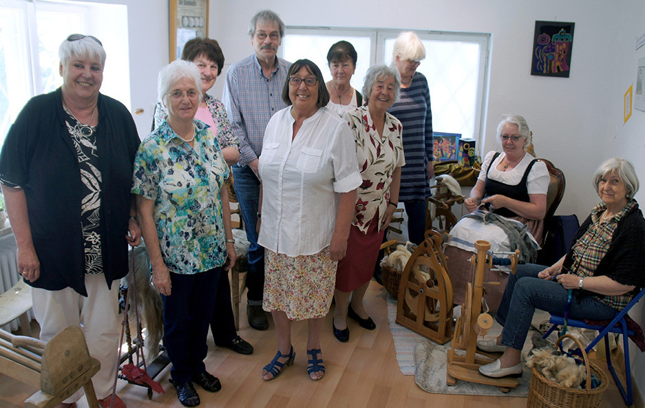 Gruppe Heimatmuseum mit zwei Damen hinter einem Spinnrad