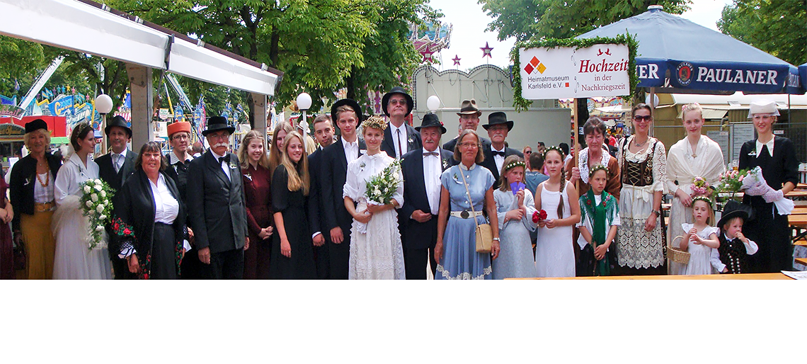 Gruppe Heimatmuseum, Motto "Hochzeit", Hochzeitsgesellschaft mit Brautpaar
