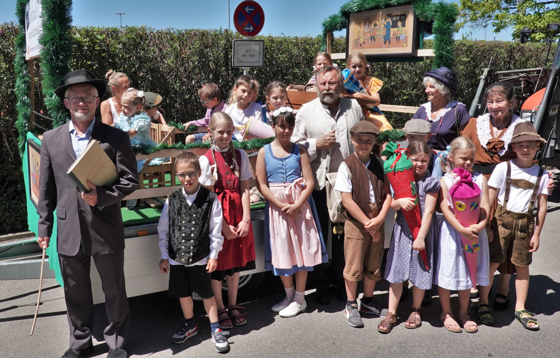 Festzugwagen mit Kindern und Lehrkräften in Kleidung wie &quot;anno dazumal&quot;