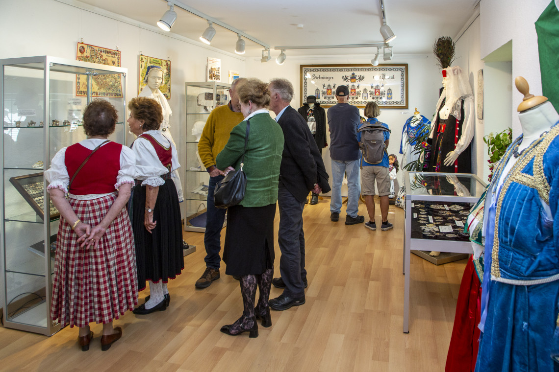 Besucherandrang zum Tag des Museums (19.5.2024) in der Sonderausstellung "Statussymbol Trachtenschmuck"