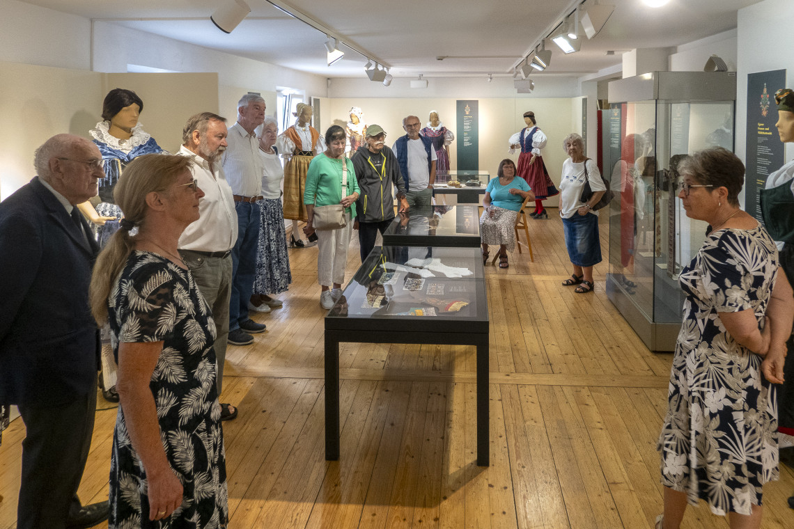 Besuch des Karlsfelder Heimatmuseums in der Sonderausstellung "Egerländer Trachten" im Bauerngerätemuseum Ingolstadt-Hundszell.