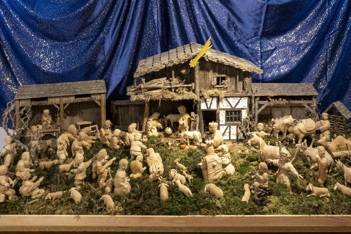 Krippe aus Lindenholz geschnitzt mit 200 Figuren