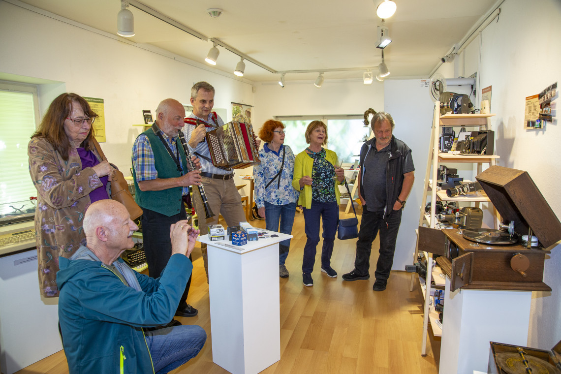 Interessierte Besucher betrachten Ausstellungsobjekte am Eröffnungstag