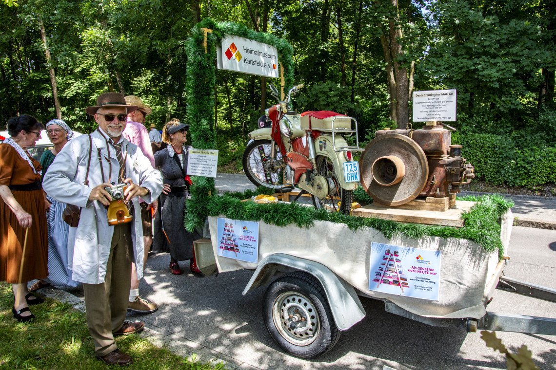 Der Hänger mit Motor und Moped.