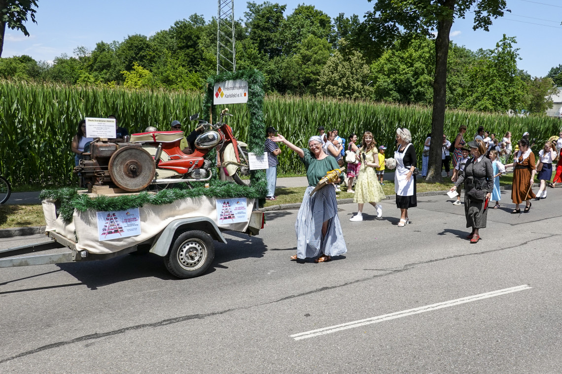Hänger mit Fußvolk
