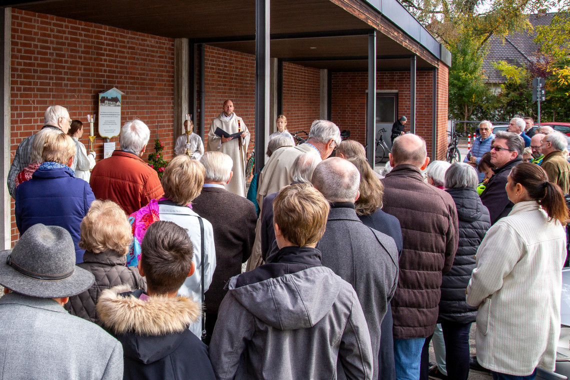 Segung der Gedenktafel "Flüchtlingskirche Gerberau" mit Parrerr und Besuchern