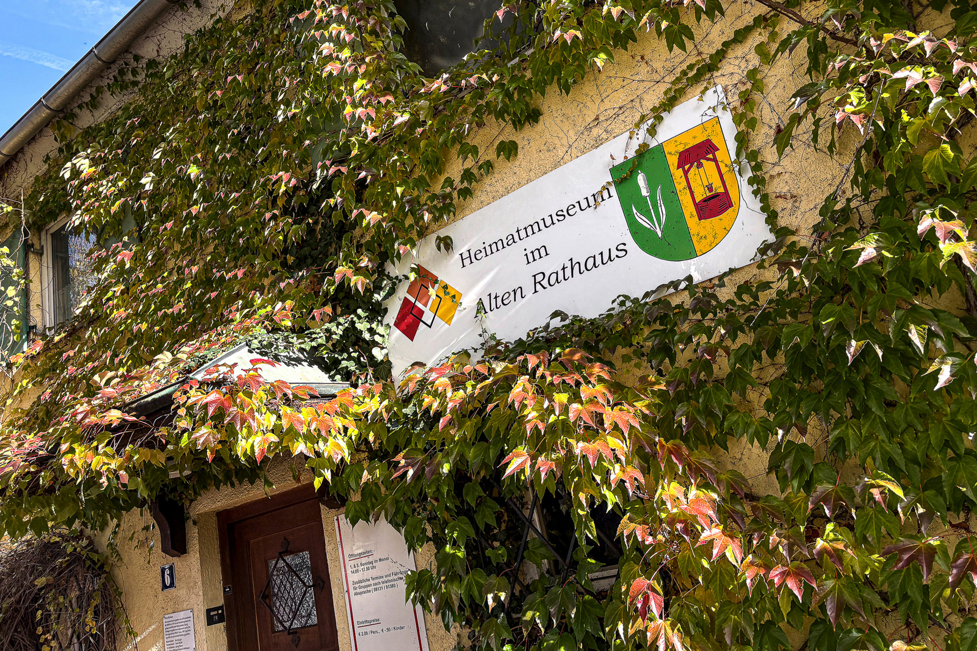 Blick auf das Heimatmuseum, Fasade leicht schr&auml;g, herbstliche F&auml;rbung des Weins