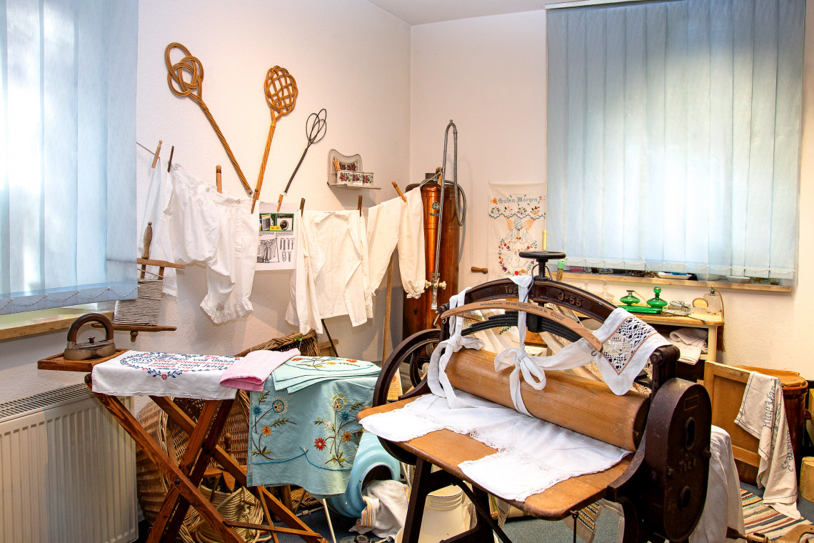 Ein Sammelsurium von W&auml;schest&uuml;cken mit B&uuml;gelbrett und Mangel