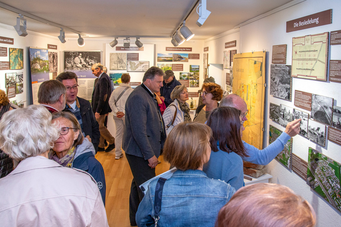 Gro&szlig;er Andrang im Ausstellungsraum