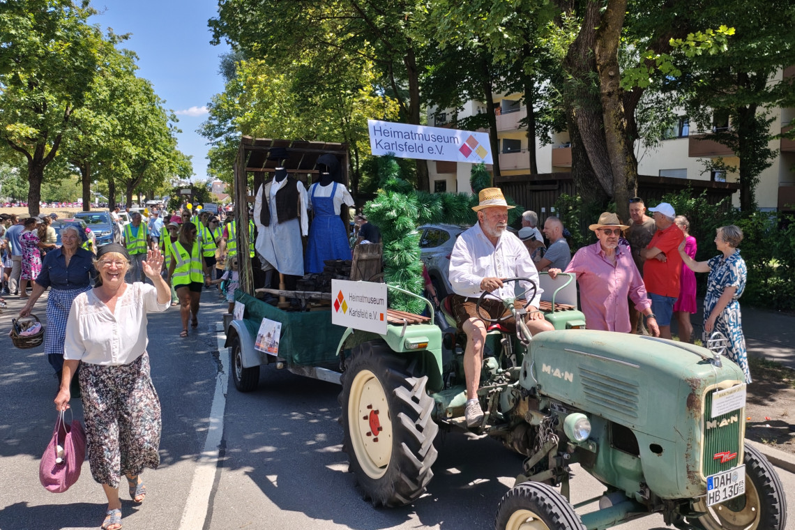 Der Umzugswagen des Heimatmuseum Karlsfeld beim Siederfestumzug. Thema Torfstechen