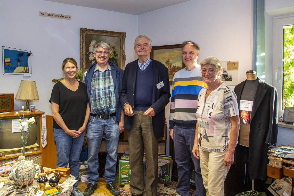 Weitere Gemeinderatsmitglieder besuchen das Heimatmuseum.