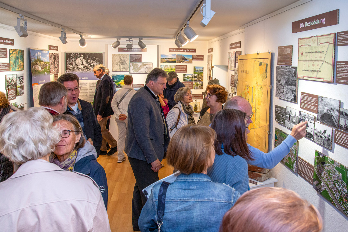 Die ersten Besucher stürmen den Ausstellungsraum